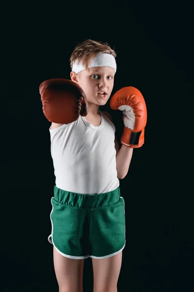 Niño en guantes de boxeo - foto de stock