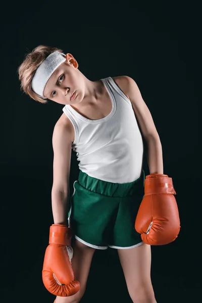 Niño en guantes de boxeo - foto de stock