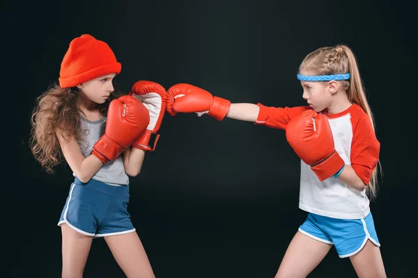 Kinder täuschen Boxen vor — Stockfoto