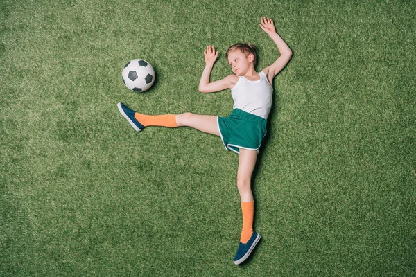 Junge spielt Fußball — Stockfoto