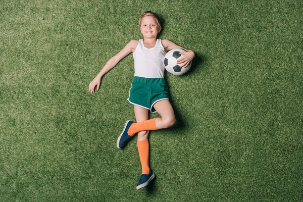 Menino jogando futebol — Fotografia de Stock