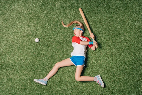 Girl playing baseball — Stock Photo