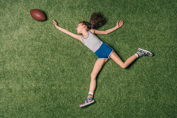 Девушка с мячом для регби — стоковое фото