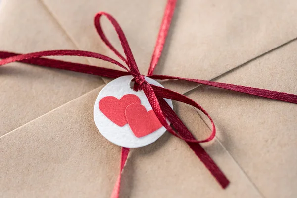 Envelope com etiqueta com corações — Fotografia de Stock