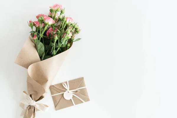 Pink roses bouquet and envelope — Stock Photo