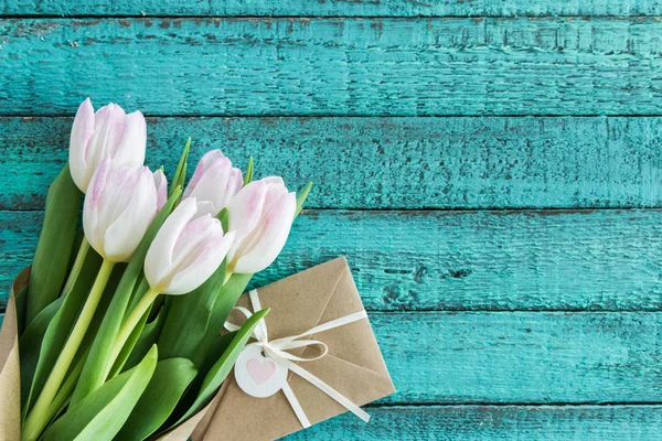 Hellrosa Tulpen und Umschlag — Stockfoto