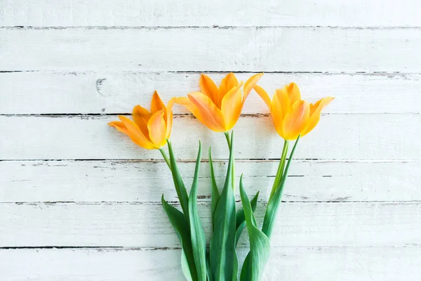 Ramo de tulipanes amarillos - foto de stock