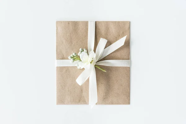 Envelope with flower and ribbon — Stock Photo