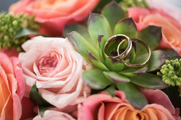 Wedding rings on bouquet — Stock Photo