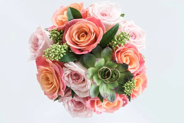 Wedding rings on bouquet — Stock Photo