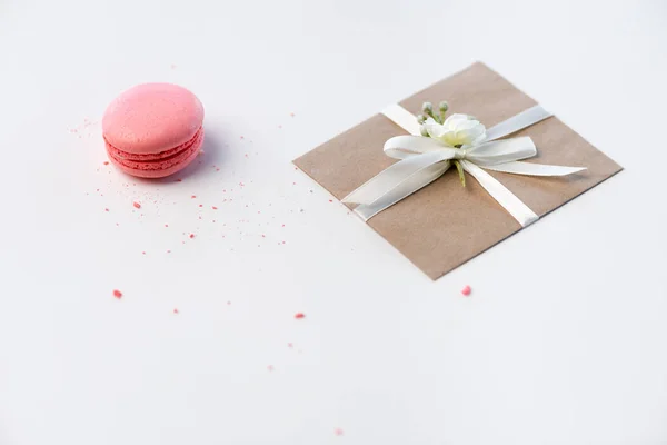 Enveloppe kraft et macaron — Photo de stock