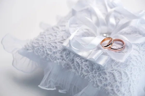 Anéis de casamento no travesseiro de renda — Fotografia de Stock