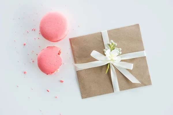 Kraft envelope and macarons — Stock Photo