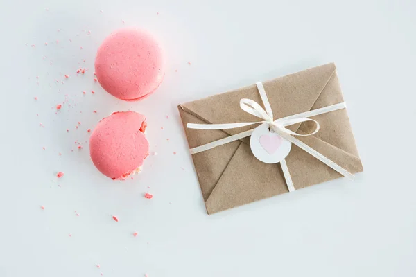 Enveloppe kraft et macarons — Photo de stock