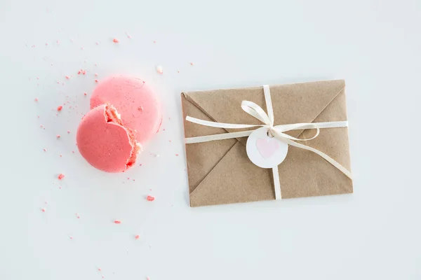 Kraft envelope and macarons — Stock Photo