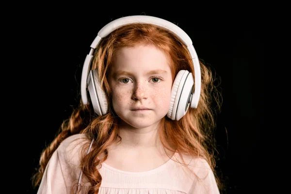 Mädchen hört Musik mit Kopfhörern — Stockfoto