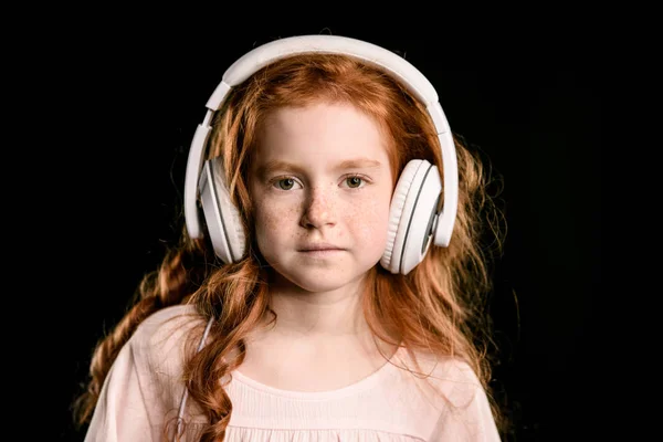 Chica escuchando música con auriculares - foto de stock