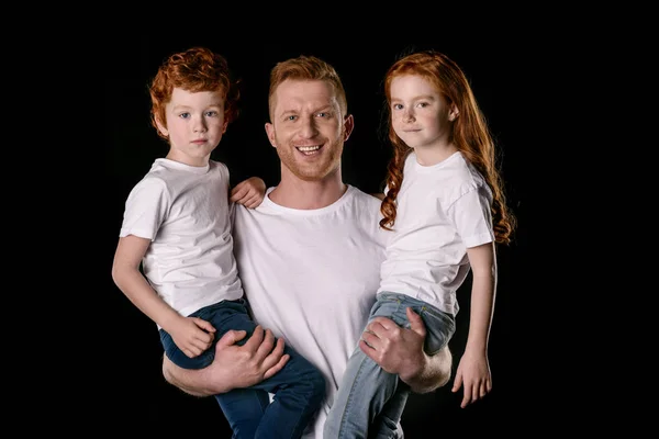 Padre feliz con hijos - foto de stock