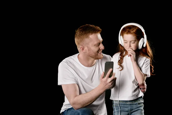 Père et fille avec des appareils numériques — Stock Photo