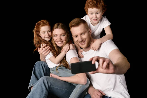 Prendre du selfie en famille — Photo de stock