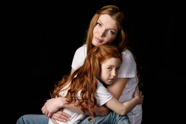 Мать обнимает дочь — стоковое фото