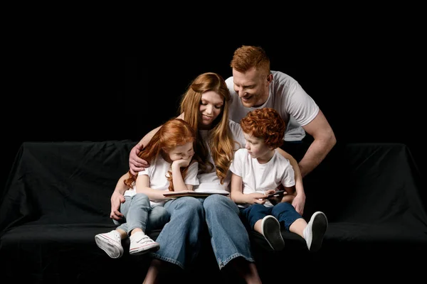 Familia usando tableta - foto de stock