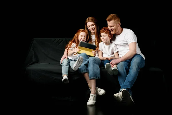 Familia usando tableta — Stock Photo