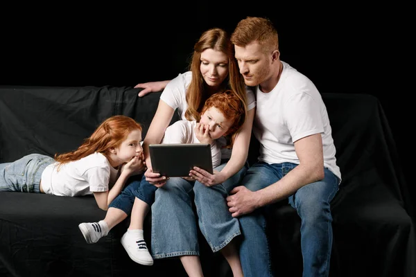 Familia usando tableta — Stock Photo