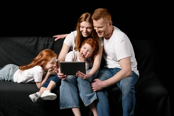 Famille utilisant la tablette — Photo de stock