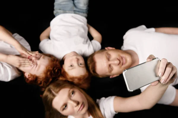 Prendre du selfie en famille — Photo de stock