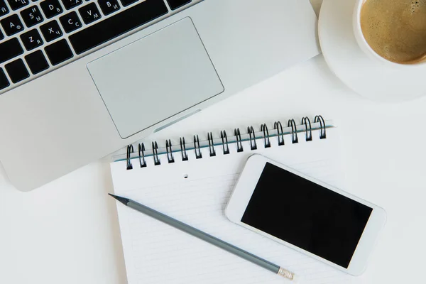 Laptop mit Bürobedarf und Smartphone — Stockfoto