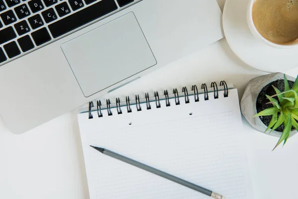 Computer portatile con forniture per ufficio e tazza di caffè — Foto stock