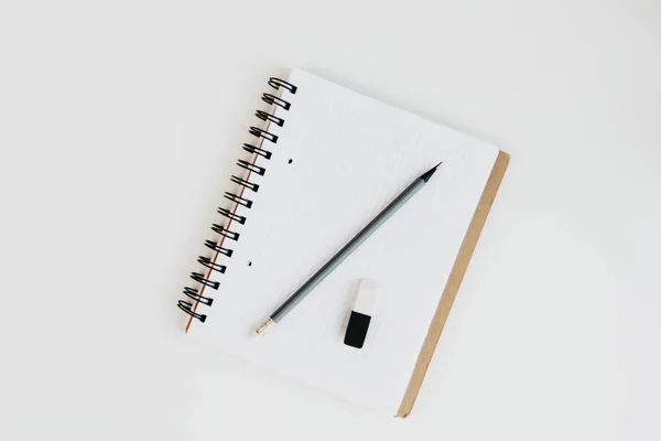 Cahier avec crayon et caoutchouc — Photo de stock