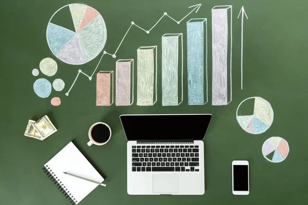 Portátil y gráficos de negocios - foto de stock