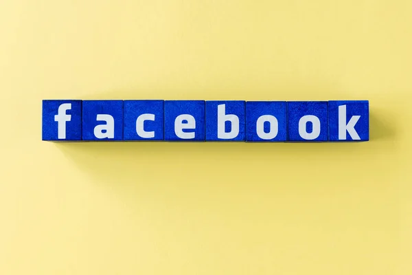 Palabra de Facebook hecha de cubos azules - foto de stock