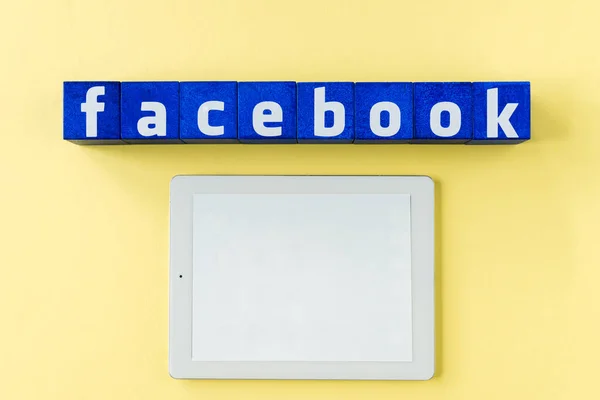 Facebook-Logo aus blauen Würfeln — Stockfoto