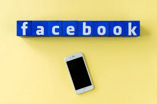 Logo de facebook hecho de cubos - foto de stock