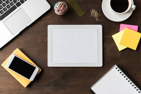 Цифровой планшет на столе домашнего офиса — стоковое фото
