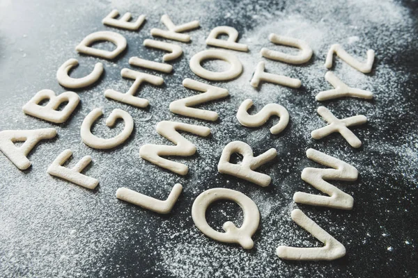 Teig für Plätzchen in Buchstaben — Stockfoto