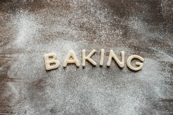 Galletas en forma de letras con azúcar en polvo - foto de stock