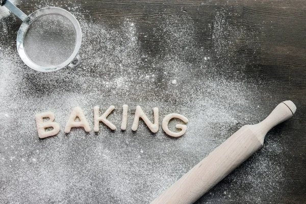 Biscoitos em forma de letras com açúcar em pó — Fotografia de Stock