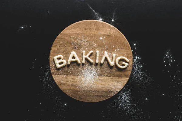 Galletas en forma de letras con azúcar en polvo - foto de stock