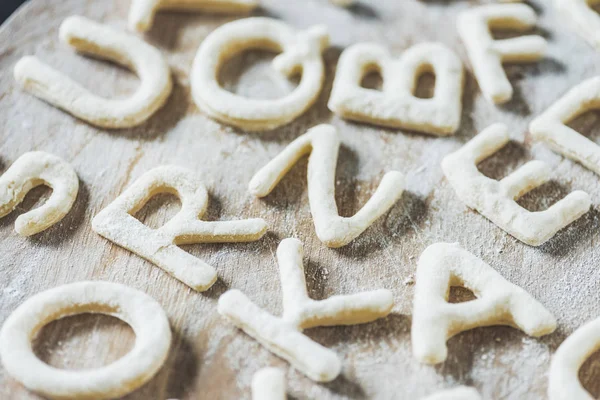 Buchstaben aus Plätzchenteig — Stockfoto