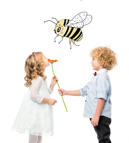 Niños con flor y abeja - foto de stock