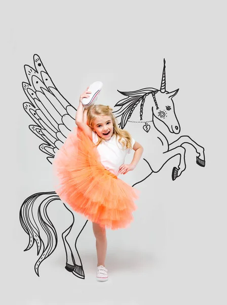 Fille avec licorne dessinée à la main — Photo de stock