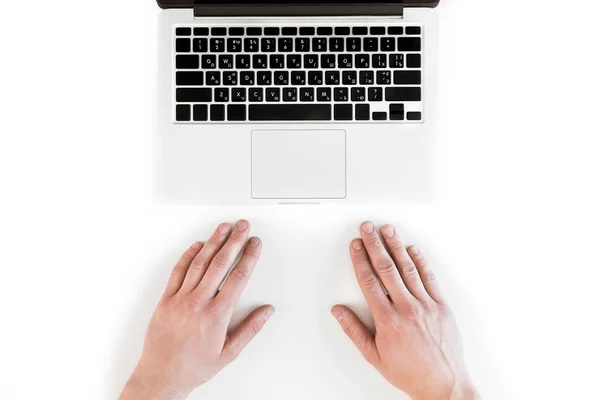 Mani umane e laptop — Foto stock