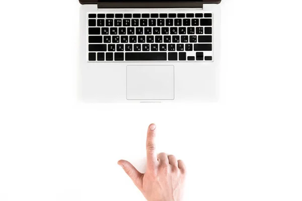 Menschliche Hand und Laptop — Stockfoto