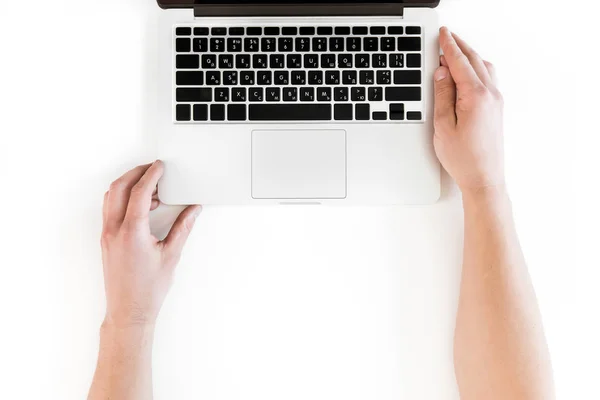 Mains humaines et ordinateur portable — Photo de stock