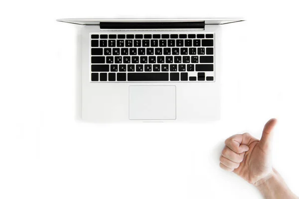 Main humaine et ordinateur portable — Photo de stock