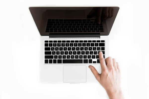 Mão humana e laptop — Fotografia de Stock